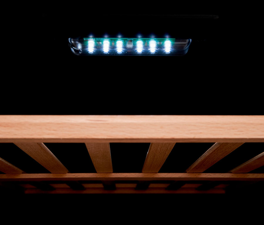 Beleuchtetes Regal des Respekta®-Weinkühlschranks »WKS77«.