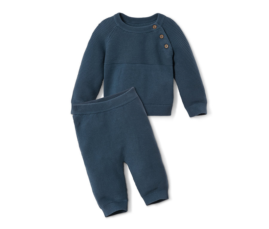 Blaues Strickset aus Pullover und Hose.