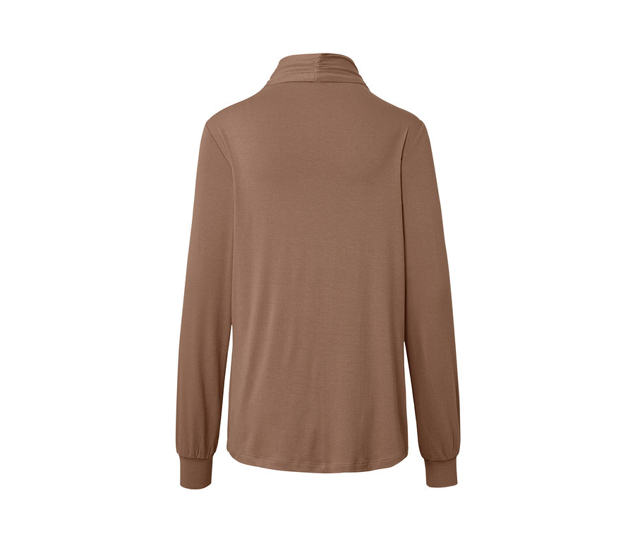 Beiges Langarmshirt mit V-Ausschnitt.