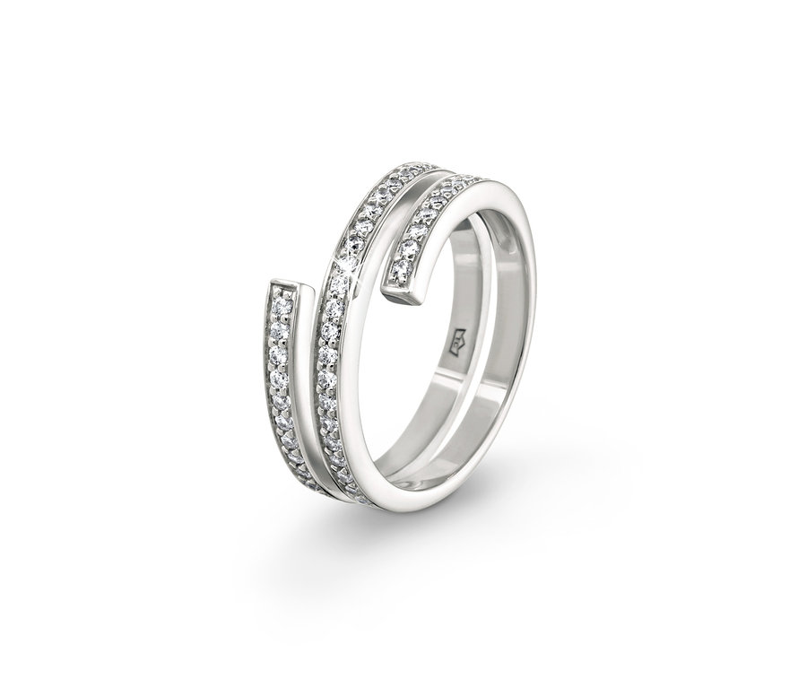 Detailansicht eines silbernen Rings Spirale mit Zirkonia.
