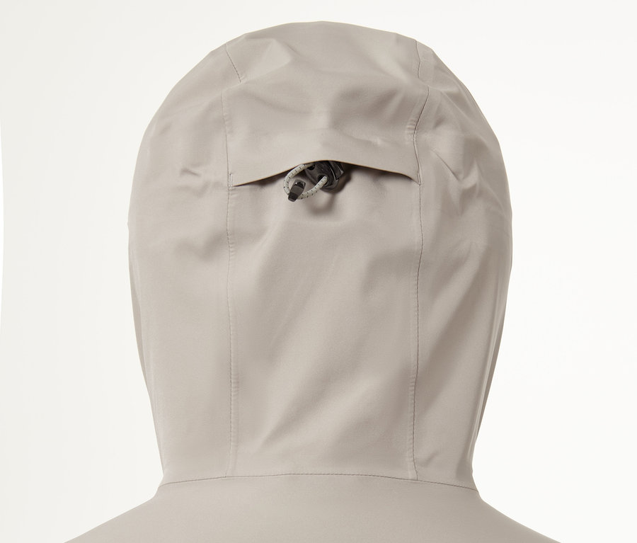 Detailansicht der Kapuze einer Hardshell-Skijacke.