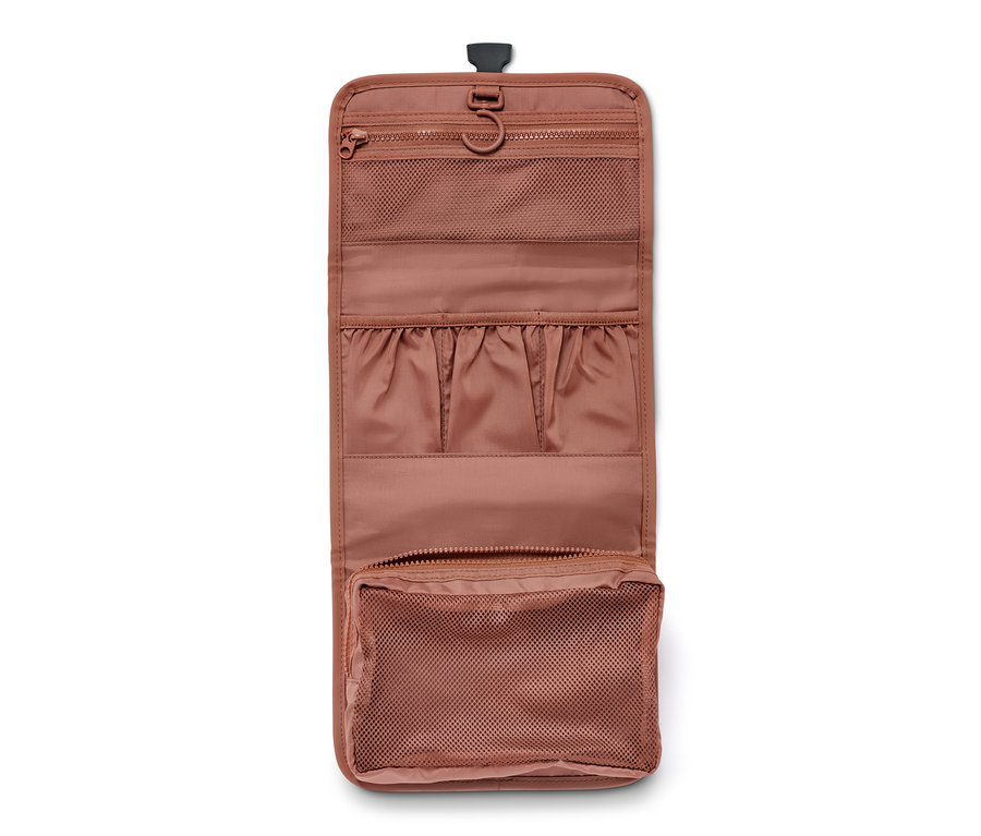 Geöffnete, rostbraune Kulturtasche mit mehreren Fächern.