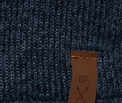 Detailaufnahme von blauen Strickfleece-Handschuhen.