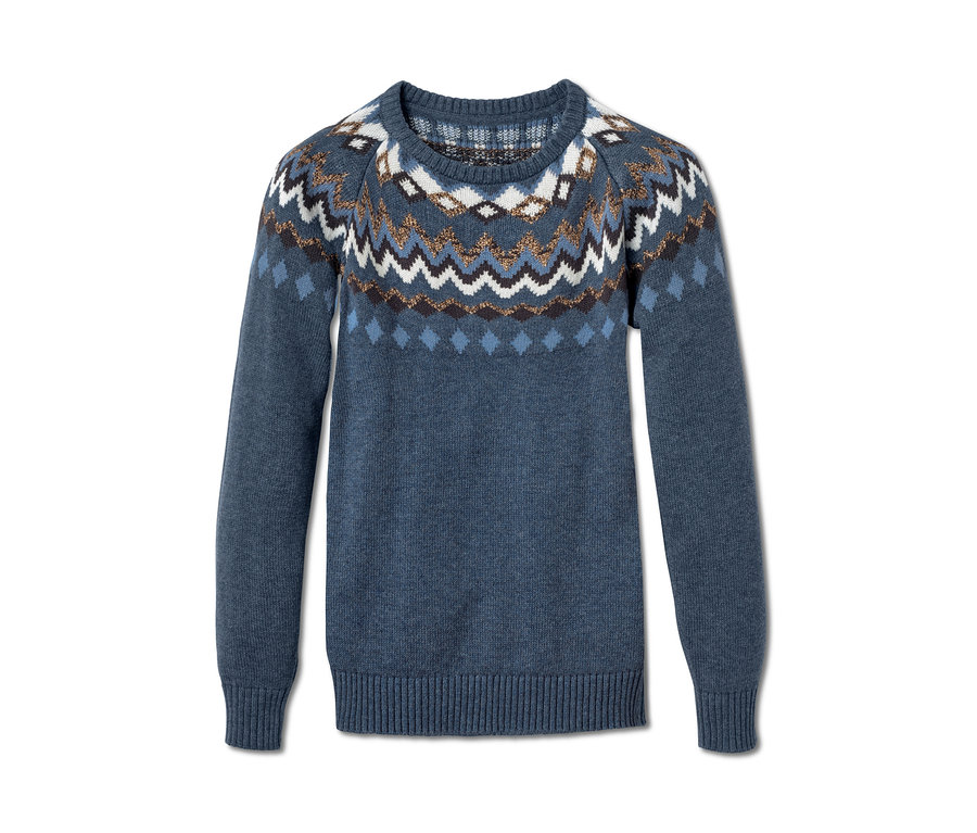 Blauer Norweger-Strickpullover liegt auf einem weißen Hintergrund.