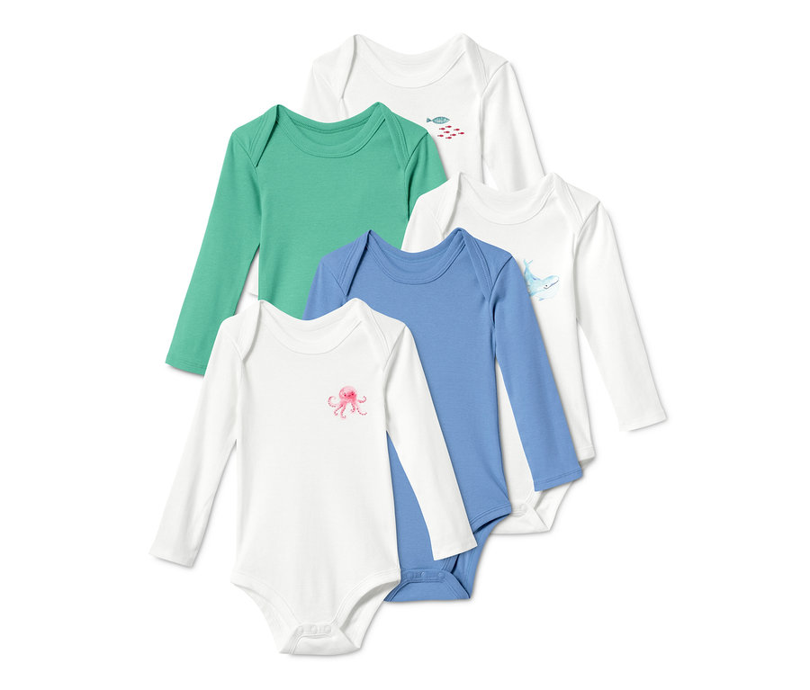 Fünf Baby Baumwoll-Bodys, eins in Grün, eins in Blau und drei weiße mit Tiermotiven.