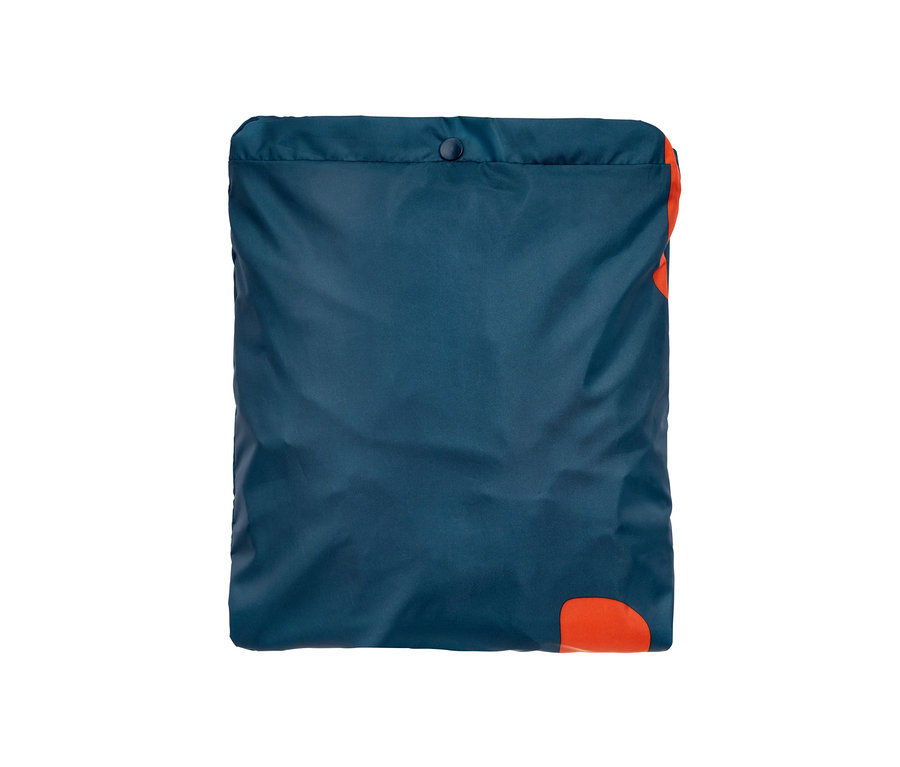 Ein marineblauer Regenponcho mit orangefarbenen Akzenten.