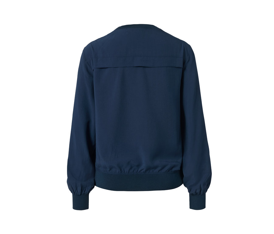 Detailansicht der Rückseite einer Bluse mit Rippbündchen.