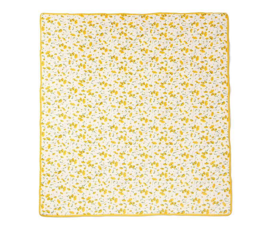 Eine wattierte Picknickdecke mit gelben Blumen und gelbem Rand.
