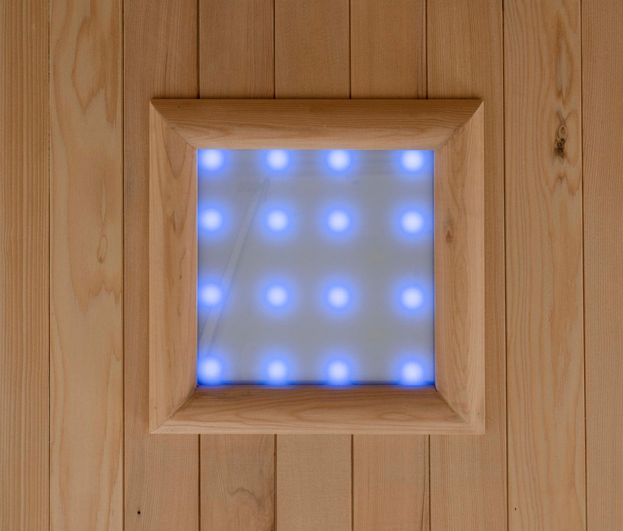 Detailansicht des Innenraums einer Infrarotsauna mit Holzverkleidung und einem quadratischen Fenster mit blauer Beleuchtung. Home Deluxe Infrarotkabine »SAHARA XXL«