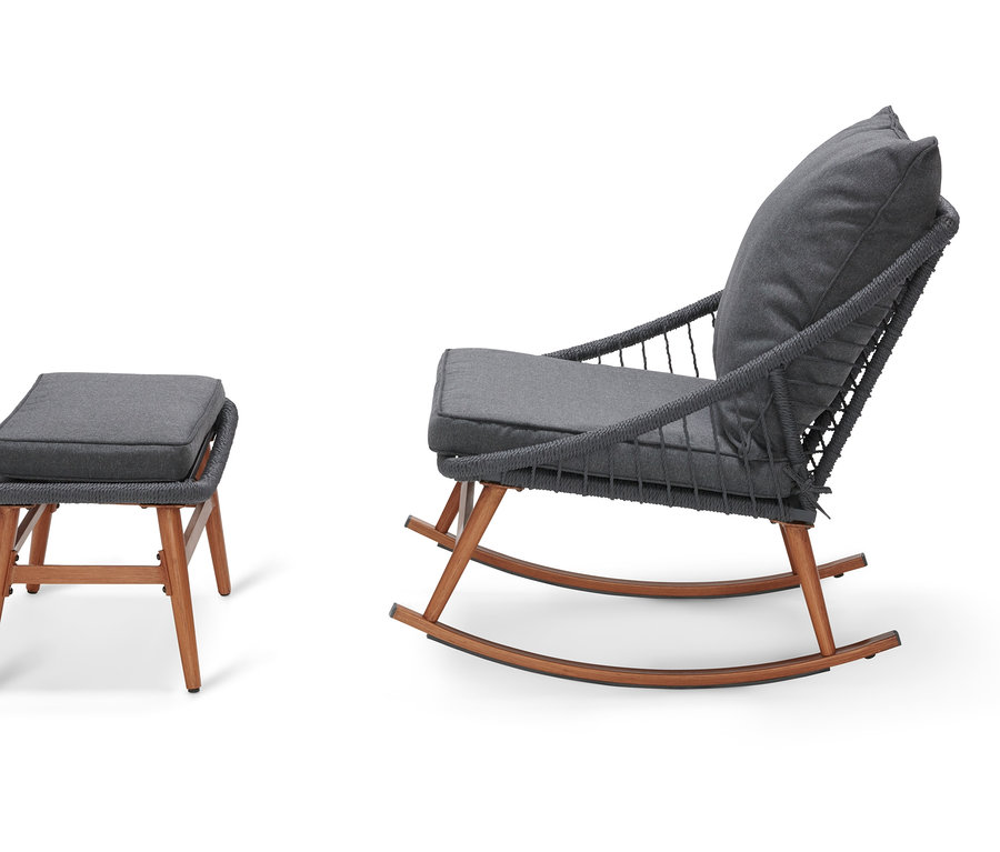 Schaukelsessel mit Fußhocker auf weißem Hintergrund.
