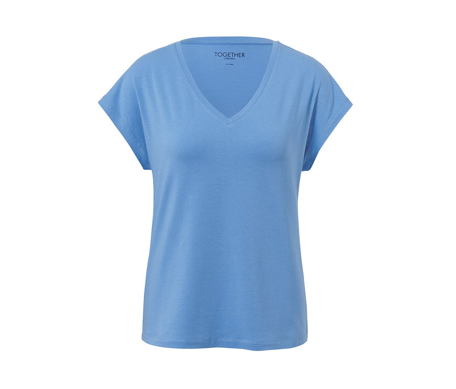 Blauer Pyjama mit kurzen Ärmeln und V-Ausschnitt.