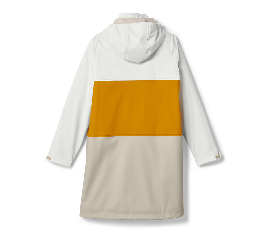 Weißer, gelber und beiger Regenparka »Friesennerz« mit Kapuze.