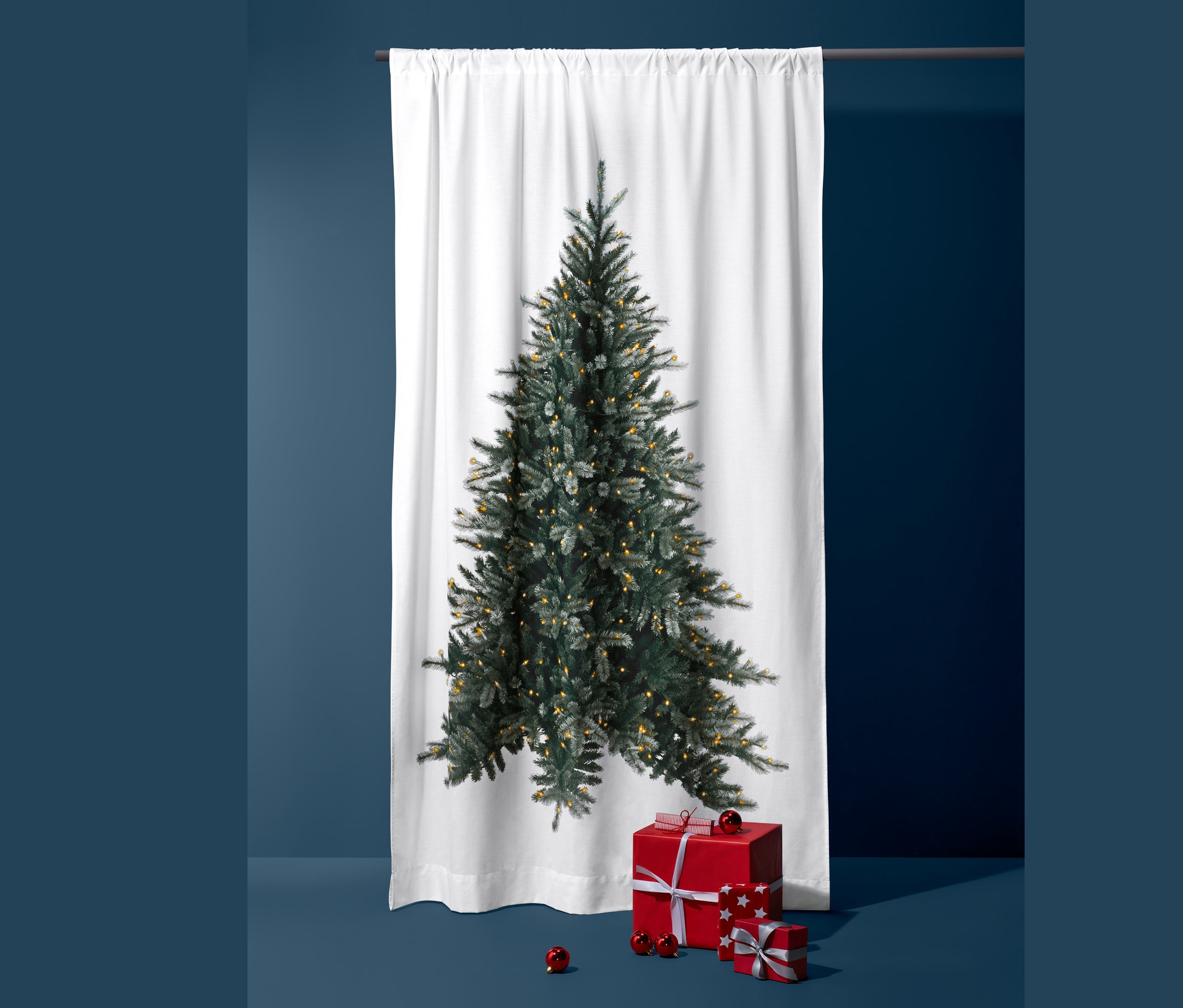 Ein Motiv-Vorhang, 1er, mit einem Weihnachtsbaum-Motiv und Geschenken darunter.