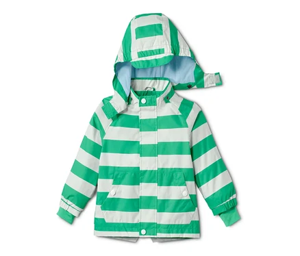 Grün-weiß gestreifte Regenjacke aus recyceltem Material mit Kapuze.
