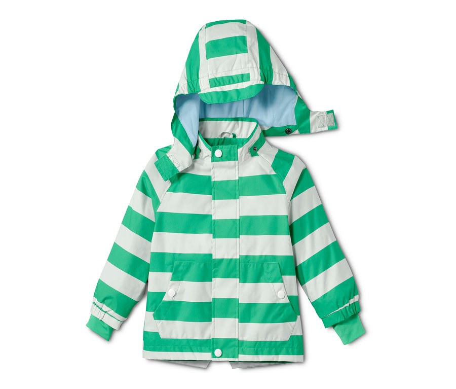 Grün-weiß gestreifte Regenjacke aus recyceltem Material mit Kapuze.