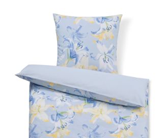 Hellblaues Bettwäsche-Set mit Blumenmuster.