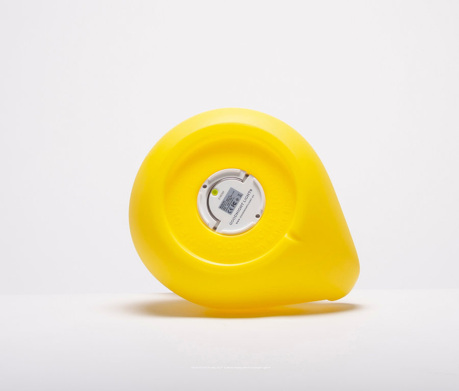 Gelbe Goodnight Light LED-Leuchte »Ente« S liegt mit dem Boden nach oben auf einem weißen Hintergrund.
