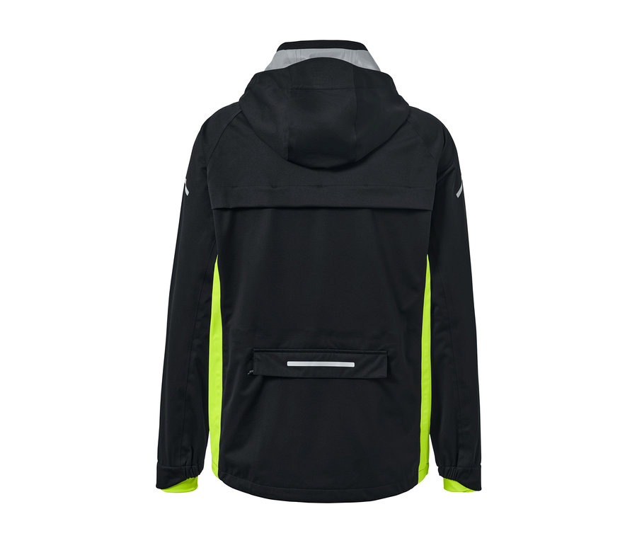 Detailansicht der Rückseite einer schwarzen Rad-Regenjacke mit neongelben Streifen an den Seiten.