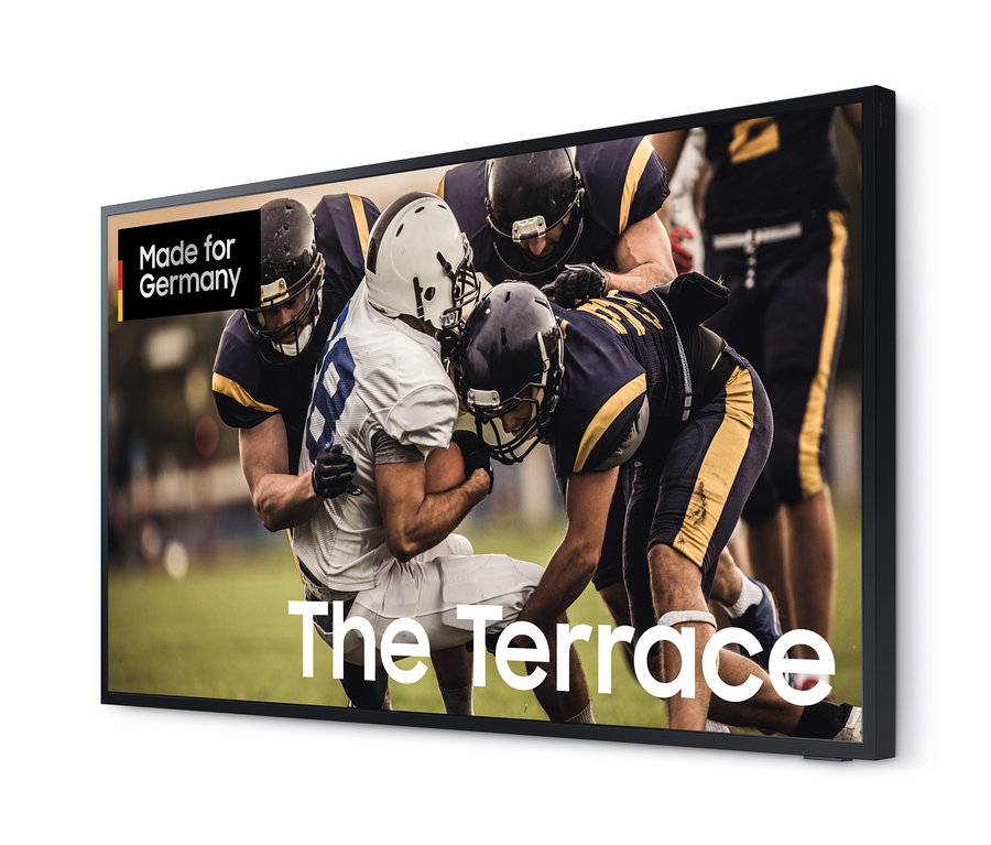 Auf dem Bildschirm des Samsung The Terrace GQ65LST7TGUXZG QLED-4K-Outdoor-TV ist American Football zu sehen.