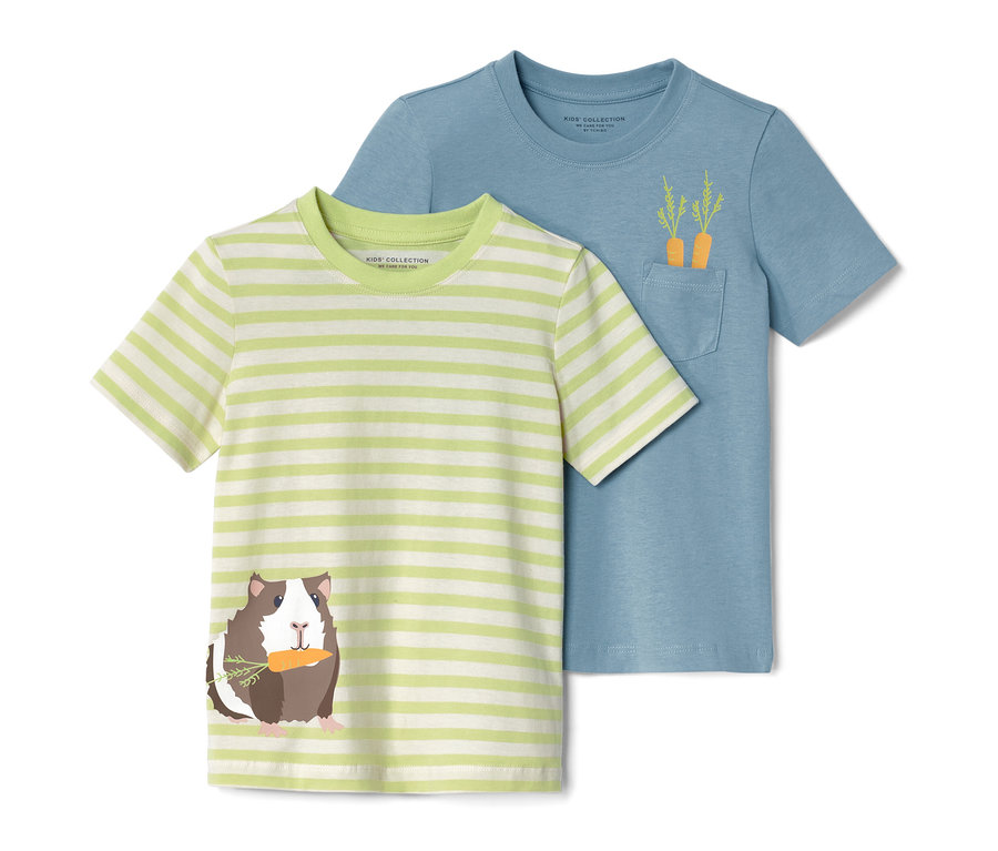 Zwei Kinder-T-Shirts: gestreiftes mit einem Meerschweinchen, das eine Karotte hält, und blaues mit Karotten in der Tasche.