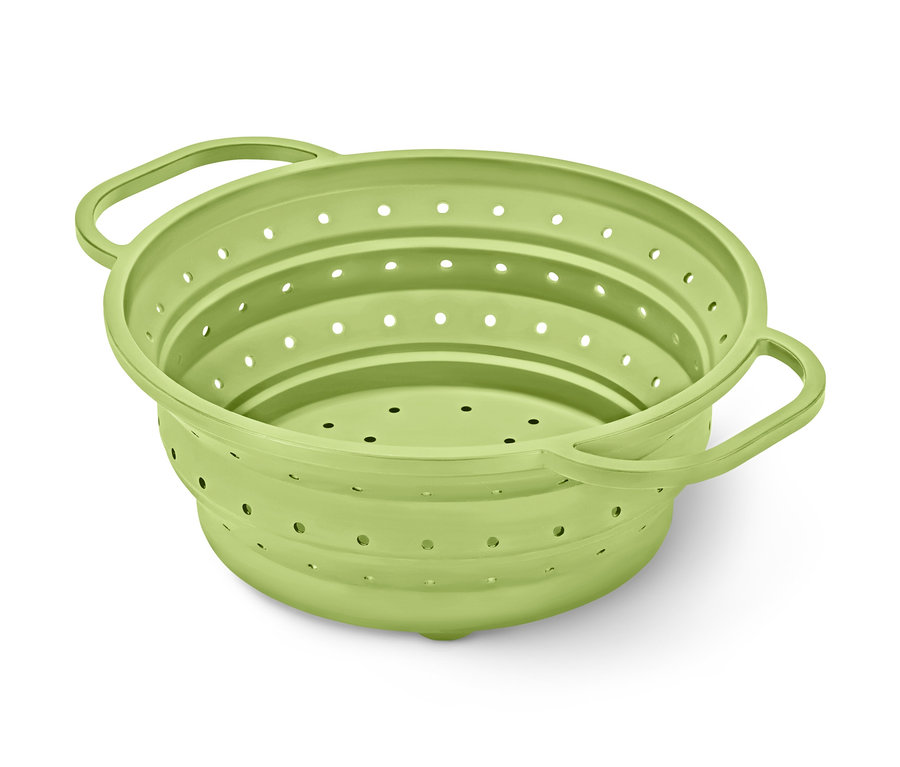 Ein grünes Platzspar-Sieb mit Löchern und zwei Griffen.