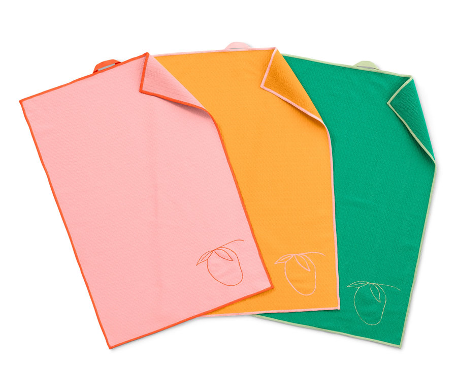 Drei Geschirrtücher mit Fruchtstickerei. Eines ist rosa, eines orange und eines grün.