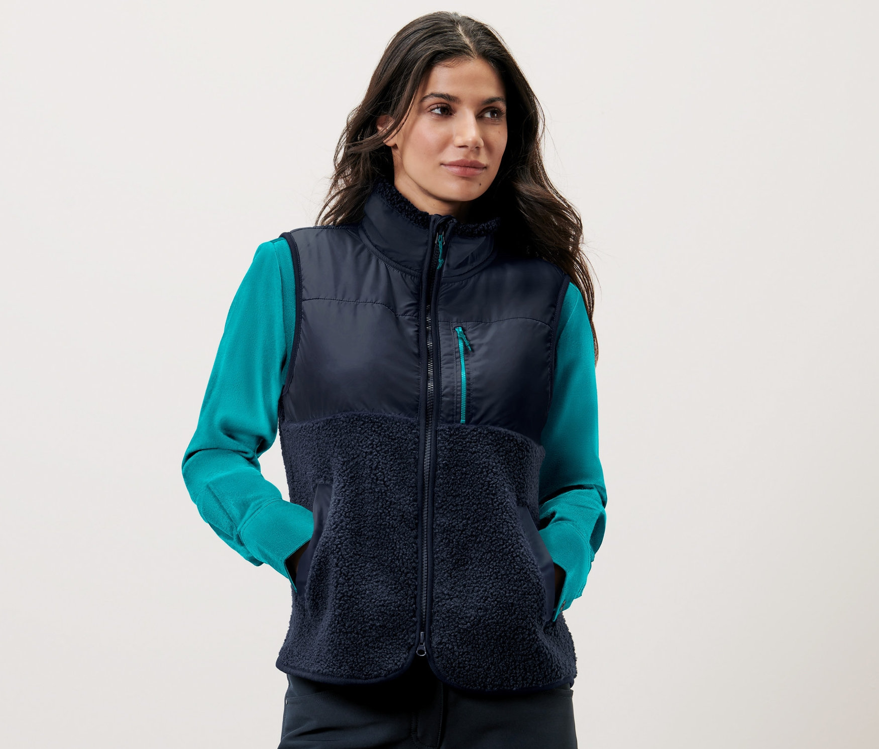 Frau trägt eine Teddy-Weste.