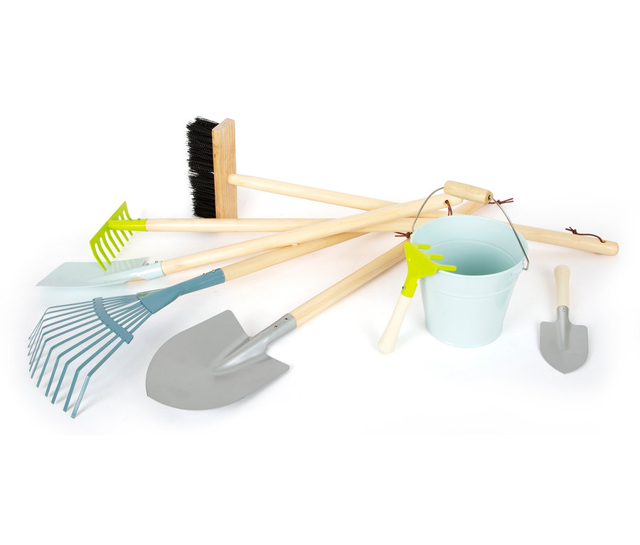 Auf einem weißen Hintergrund liegt ein großes small foot Gartenwerkzeug-Set.