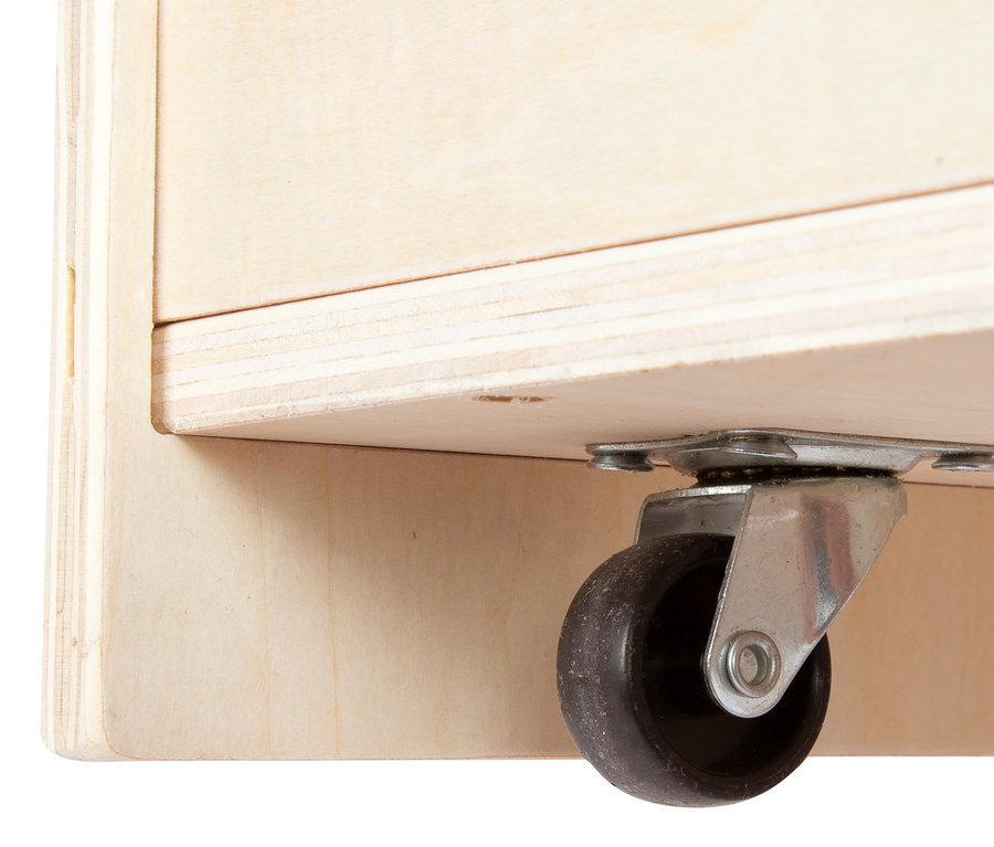 Detailansicht der Unterseite einer small foot Spielzeugbox mit Rad.