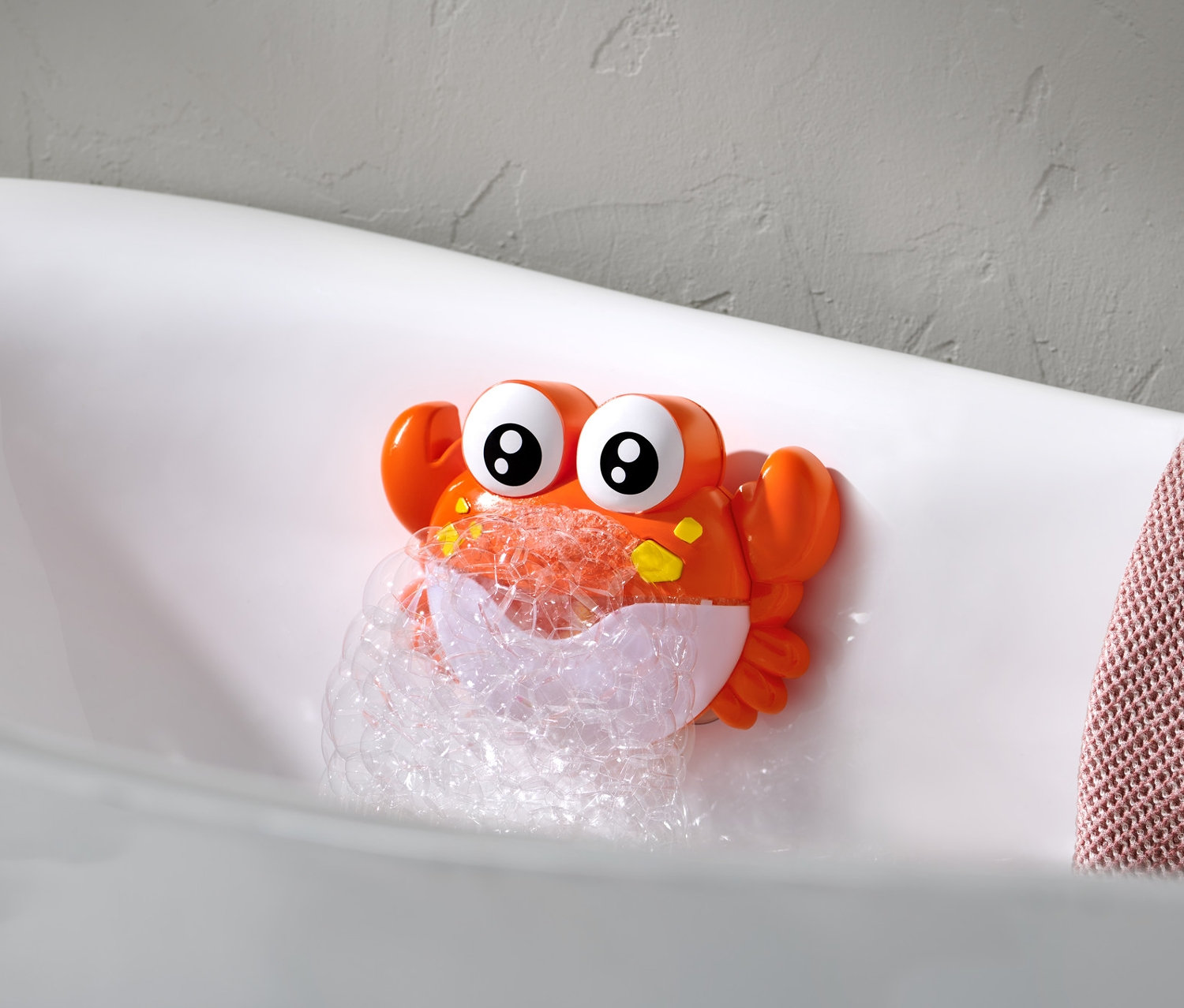 Badespielzeug Seifenblasen-Krabbe macht Seifenblasen in der Badewanne.