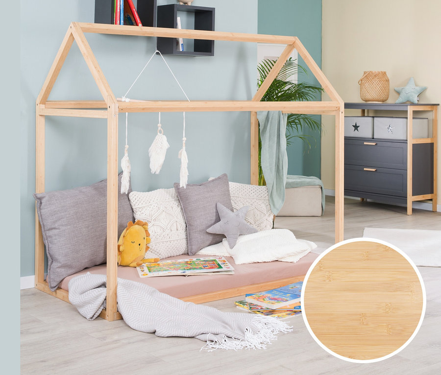 Kinderzimmer mit roba Hausbett, ca. 70 x 140 cm, bambus, Kissen, Spielzeug und Büchern.