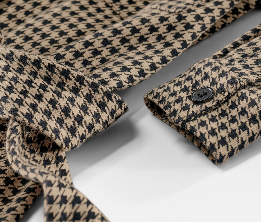 Detailansicht eines Sweatkleids mit Hahnentritt-Jacquard.