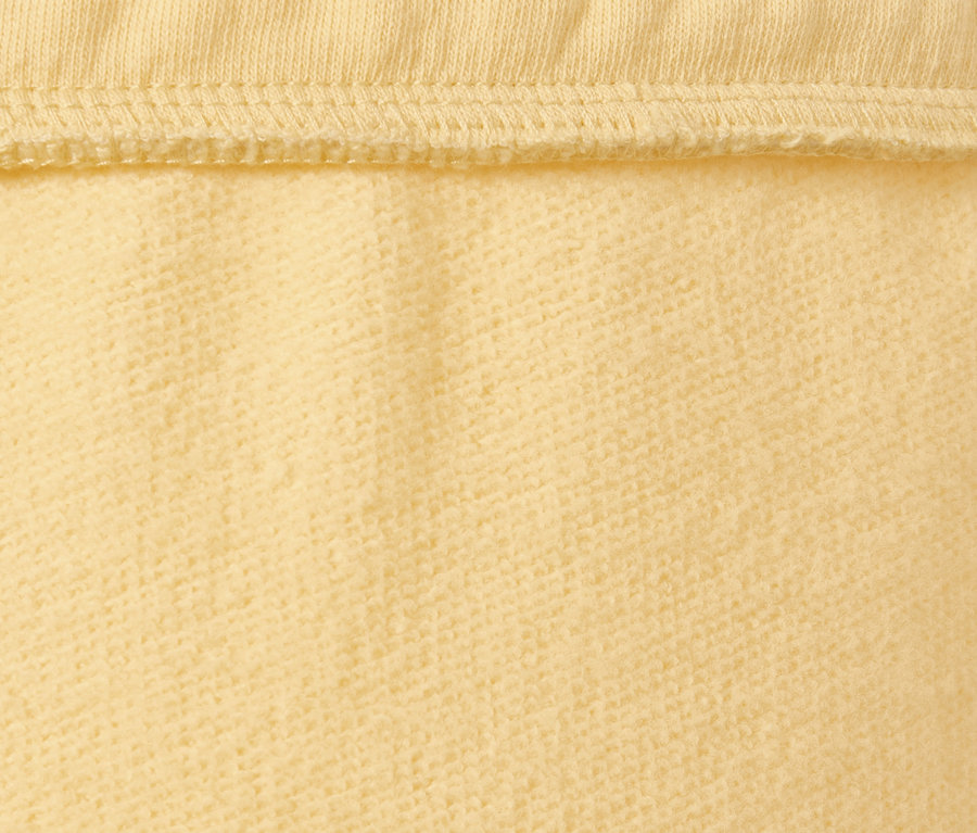 Detailaufnahme einer gelben Trainingshose.