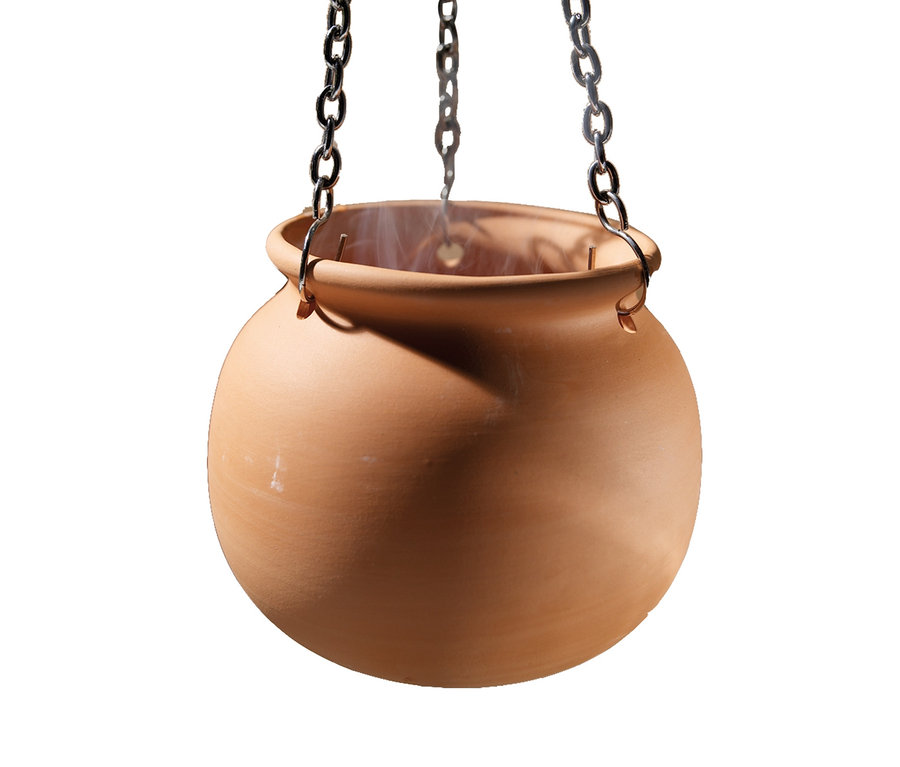 Ein Karibu Aroma-und-Aufgusstopf aus Terrakotta hängt an einer silbernen Kette und es steigt Dampf daraus auf.