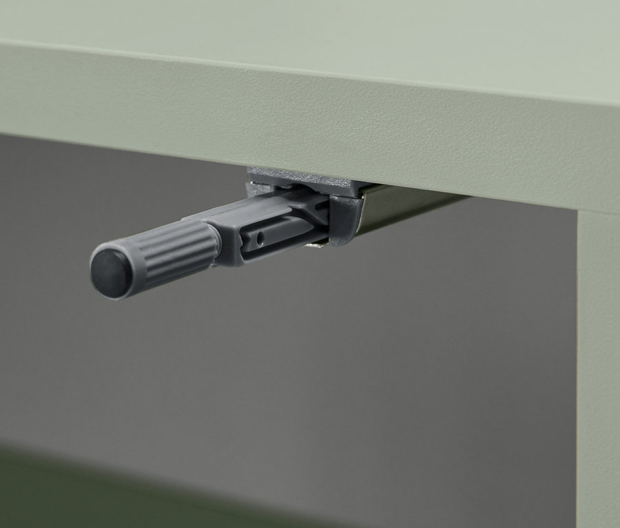 Detailansicht eines halboffenen Sideboards mit Kufen und Ausziehstange.