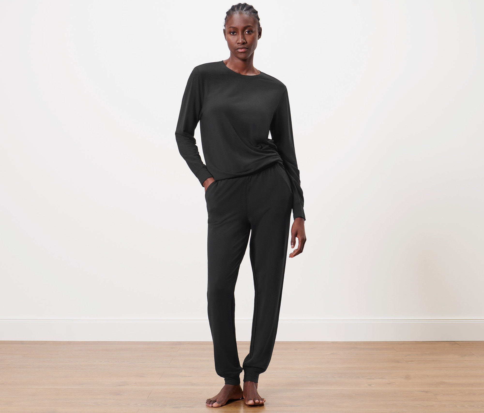 Frau trägt einen schwarzen Loungewear-Anzug.