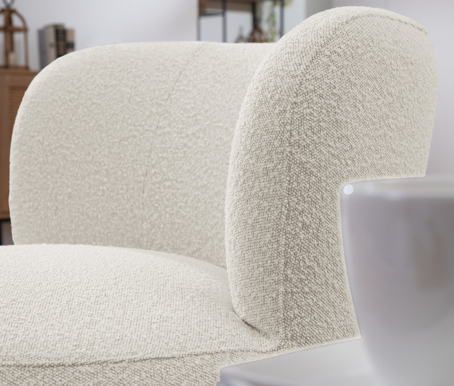 Detailansicht des cremefarbenen Sessels »Plum«.