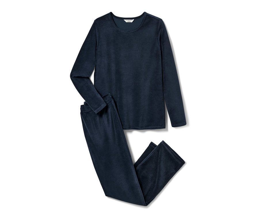 Ein marineblauer Nicki-Pyjama liegt gefaltet auf einem weißen Hintergrund.