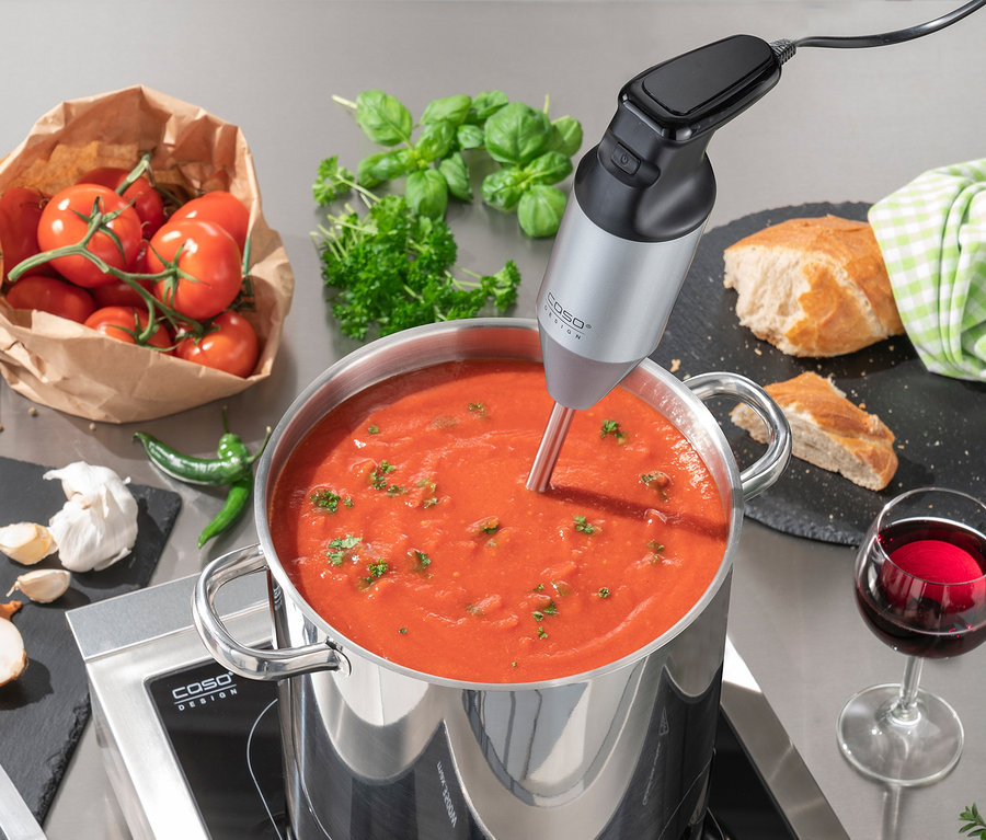 CASO Stabmixer »HB 2400 Pro XL« mixt Tomatensuppe im Topf auf einem Induktionskochfeld.