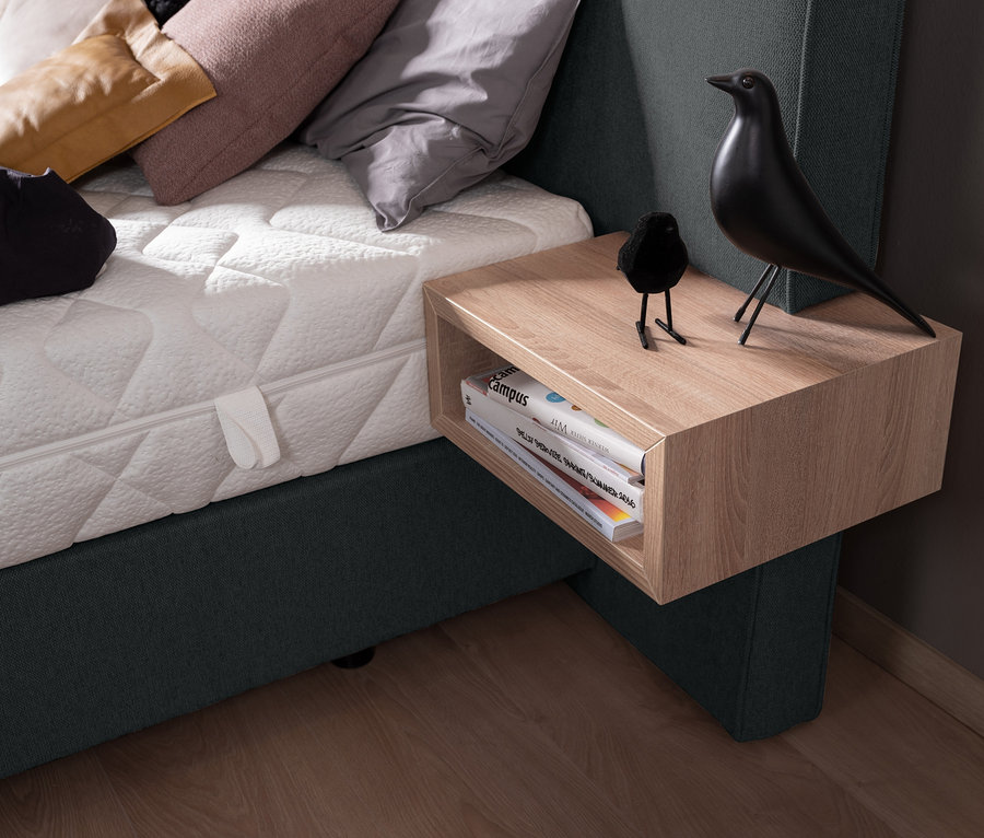 Boxspringbett »DAVINA« mit Nachttisch und dekorativen Vögeln.