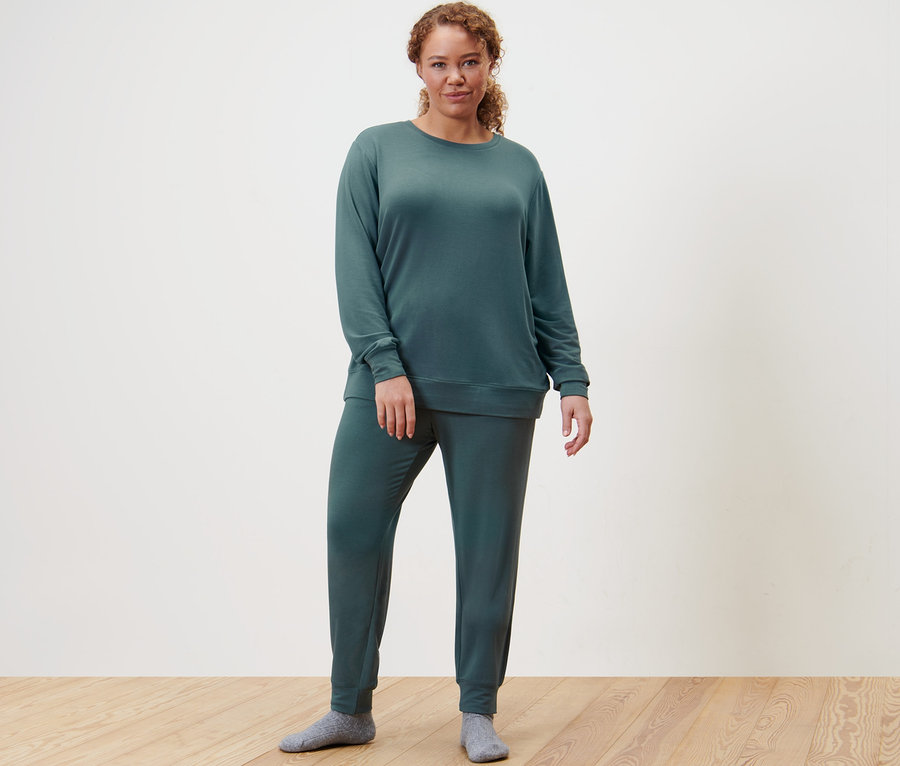 Frau posiert in einem Hausanzug.