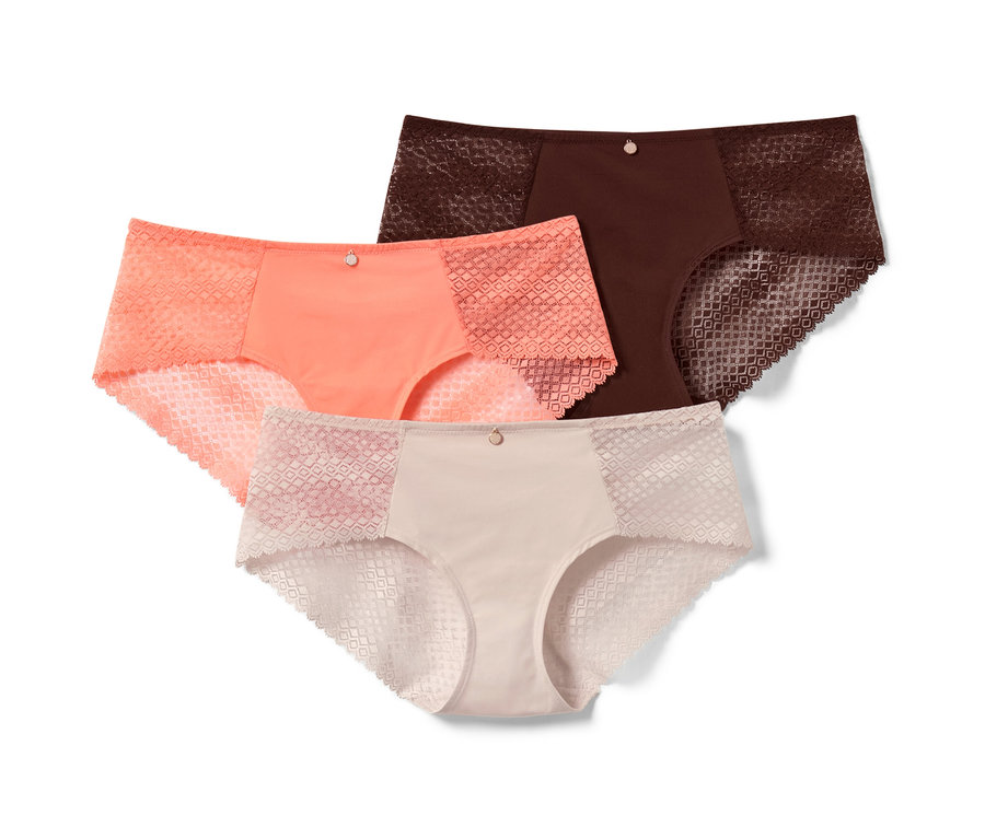 Drei Pantys liegen auf einem weißen Hintergrund: Koralle, Braun und Creme.