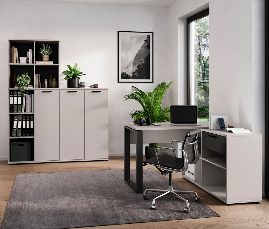 Ein Büroraum mit kleinem Aktenschrank »Floda«, Schreibtisch »Floda«, Topfpflanzen und Bürostuhl.