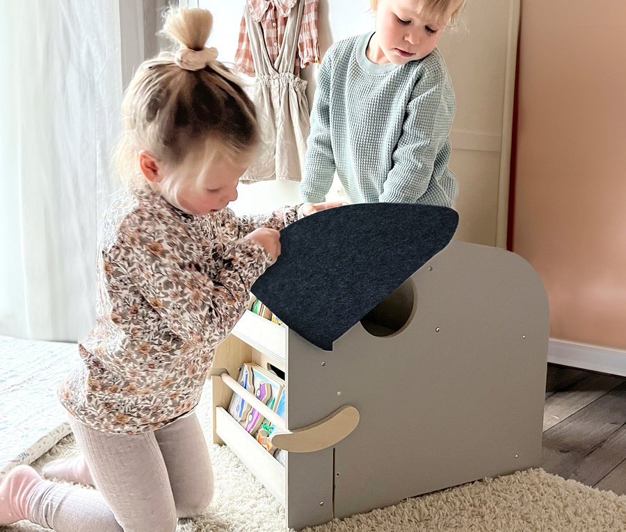 Zwei Kinder spielen mit einer small foot Spielzeugbox Elefant »Wildlife«.