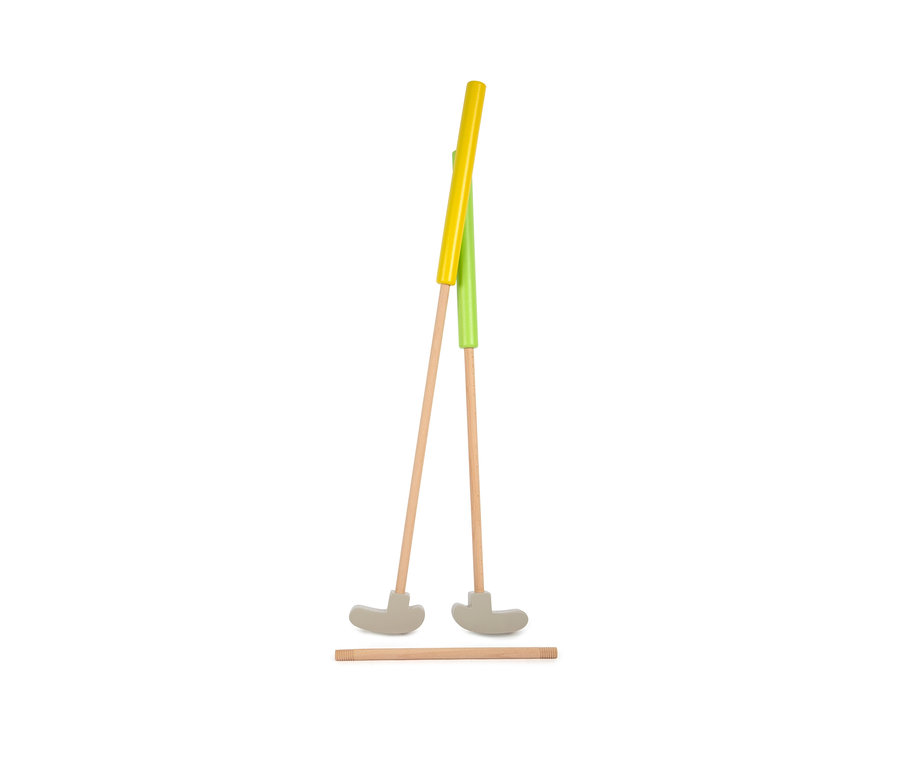 Zwei small foot Minigolf-Set »Active« Schläger lehnen aneinander, ein Zylinder liegt waagerecht am Boden.