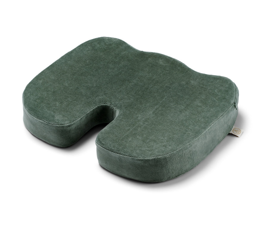 Ein Memory-Foam-Sitzkissen auf einem weißen Hintergrund.