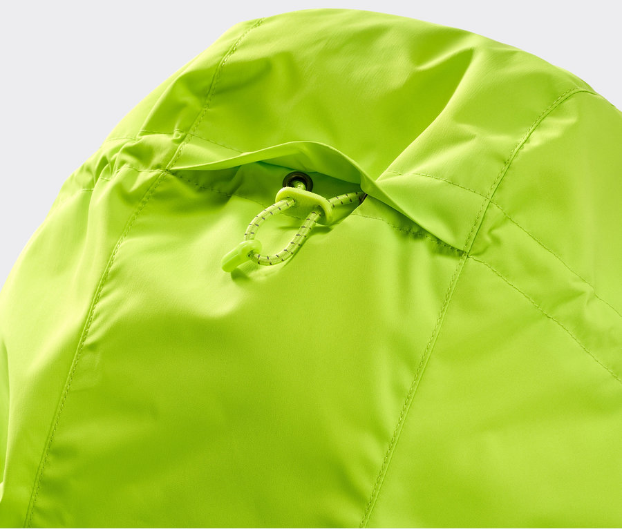 Detailansicht der Kapuze einer neonlime Windprotection-Laufjacke.