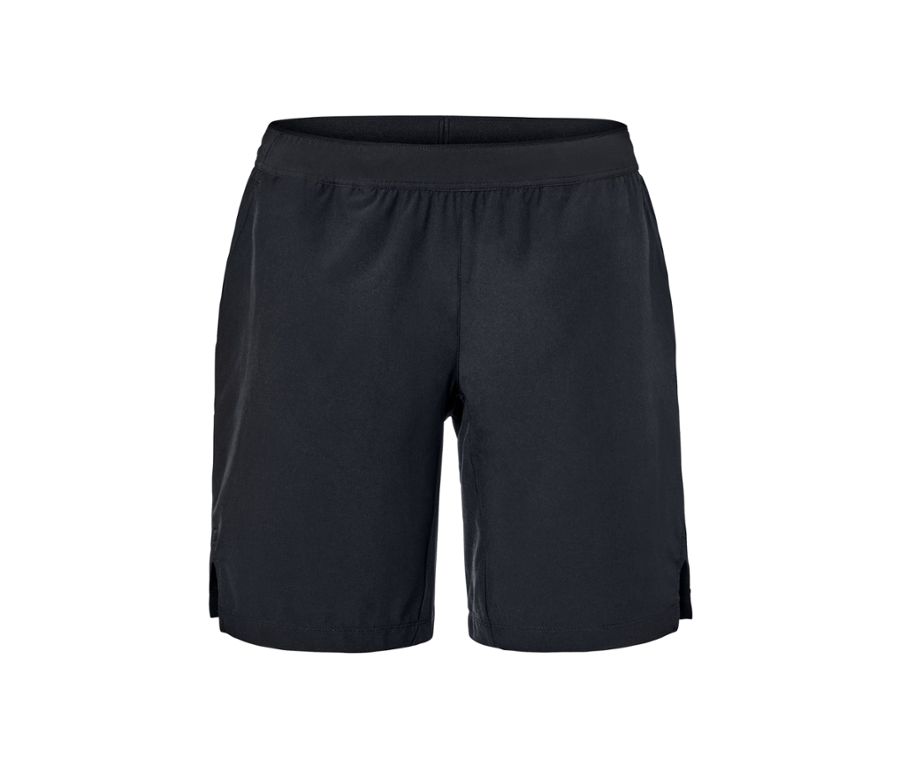 Mann hält eine Wasserflasche und trägt Sportshorts.