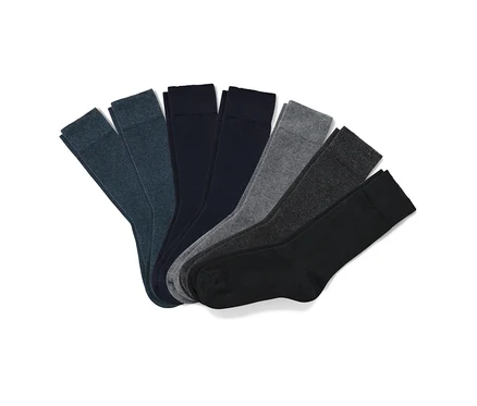 Sieben Paar Socken in verschiedenen Farben.