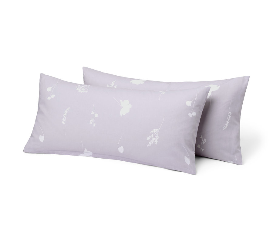 Zwei Renforcé-Kopfkissenbezüge mit Blumenmuster.